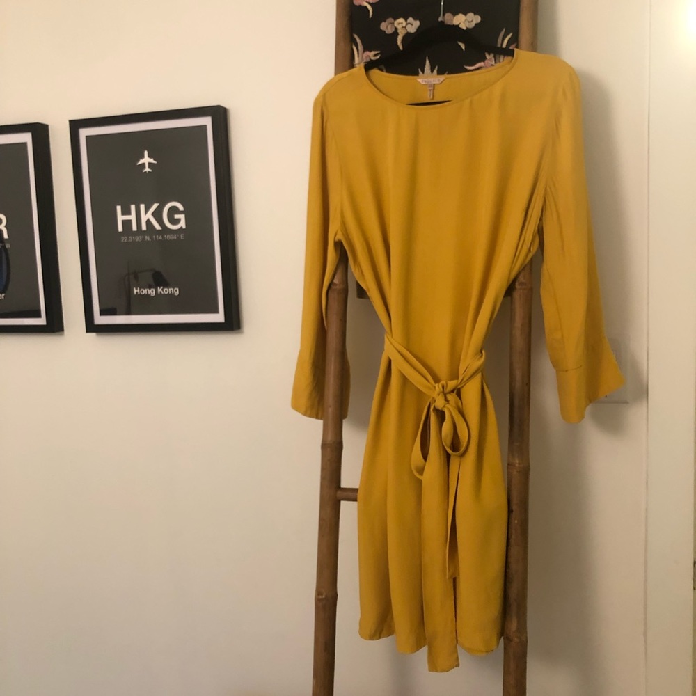 Gorgeous yellow shift dress with tie